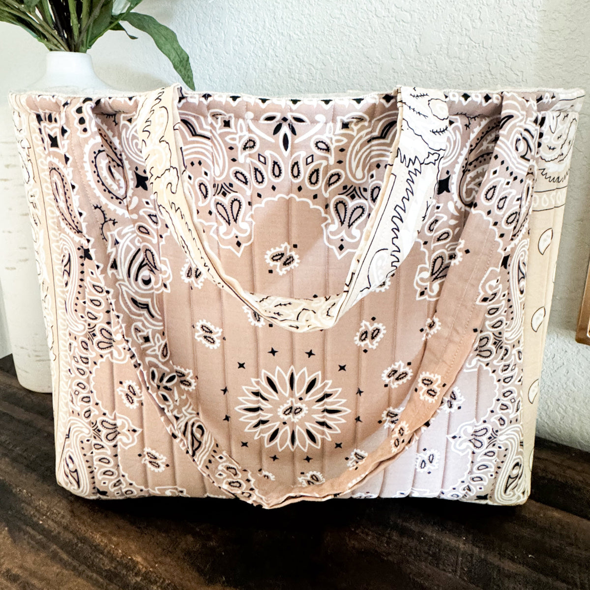 Quilted paisley-patterned tote bag in beige and cream.